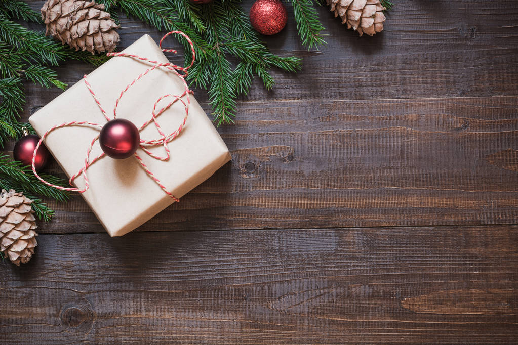 クリスマス ホリデー ギフトと木の板で装飾。コピー スペース、ホリデー カード。トップ ビュー. - 写真・画像