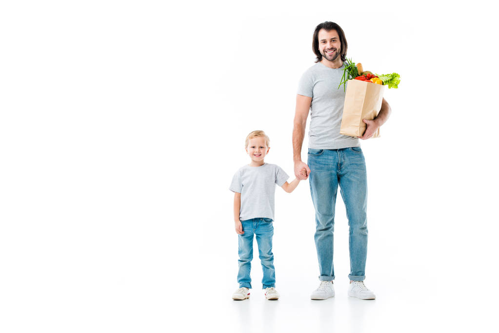 Padre e figlio dopo la spesa con sacchetto pieno di cibo isolato su bianco
 - Foto, immagini