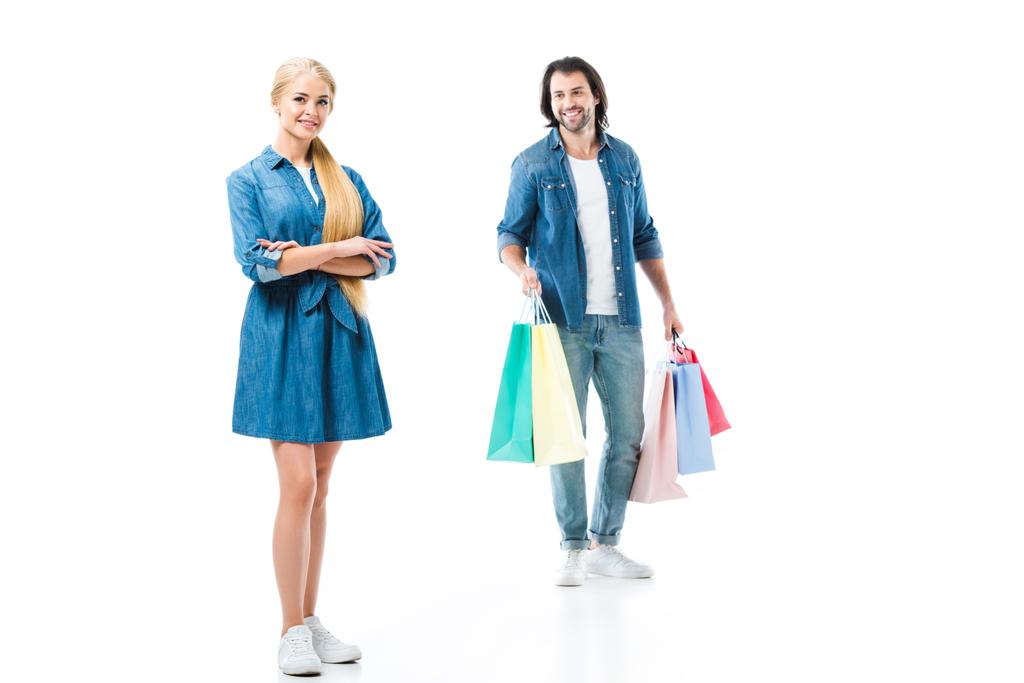 Mann mit Einkaufstaschen und glückliche Frau nach dem Einkauf isoliert auf weiß - Foto, Bild