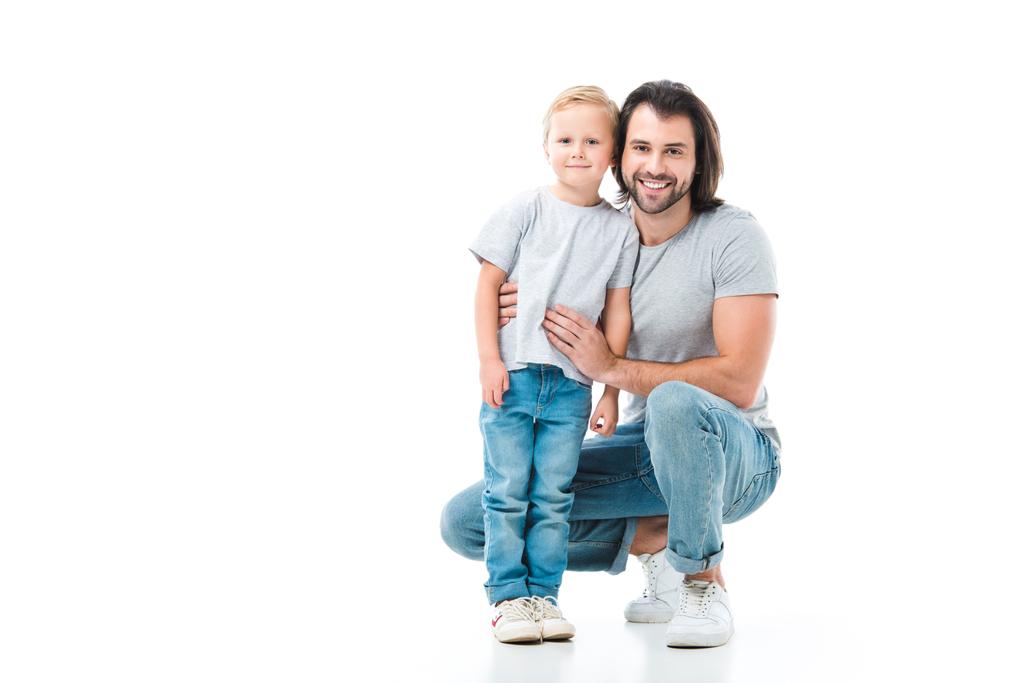 Apa és fia, átölelve hoznak, és mosolyogva a elszigetelt fehér  - Fotó, kép