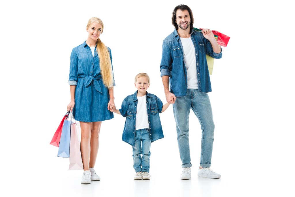 Adorável família com coloridos sacos de compras de mãos isoladas em branco
 - Foto, Imagem