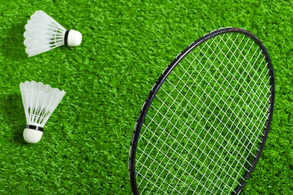 Shuttlecocks e badminton raquete na grama verde
 - Foto, Imagem