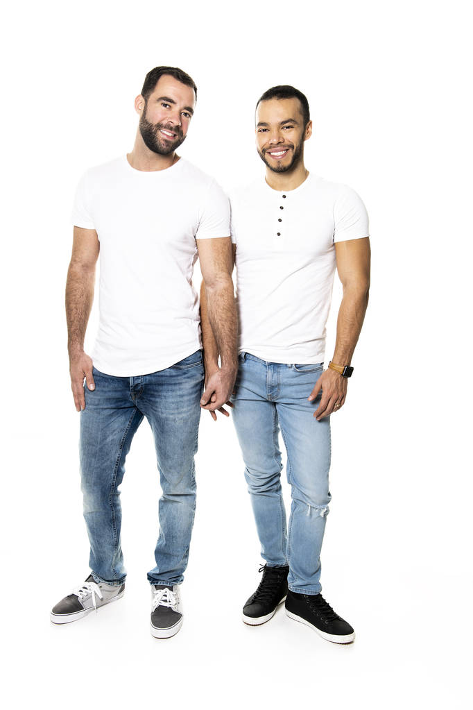 Νέοι ομοφυλόφιλοι γκέι ζευγάρι αγαπιούνται σε λευκό φόντο. - Φωτογραφία, εικόνα