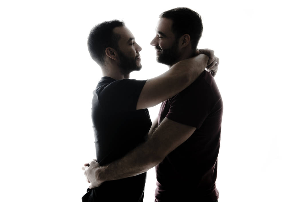 junge Homosexuelle Schattenpärchen lieben einander auf weißem Hintergrund. - Foto, Bild