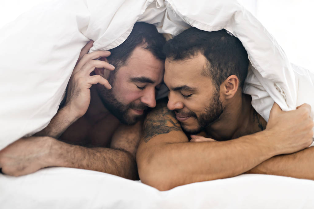 Komea homo miehet pari sängyssä yhdessä
 - Valokuva, kuva