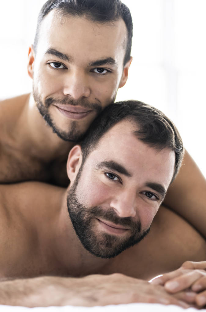Egy szép meleg férfiak pár ágyban együtt - Fotó, kép