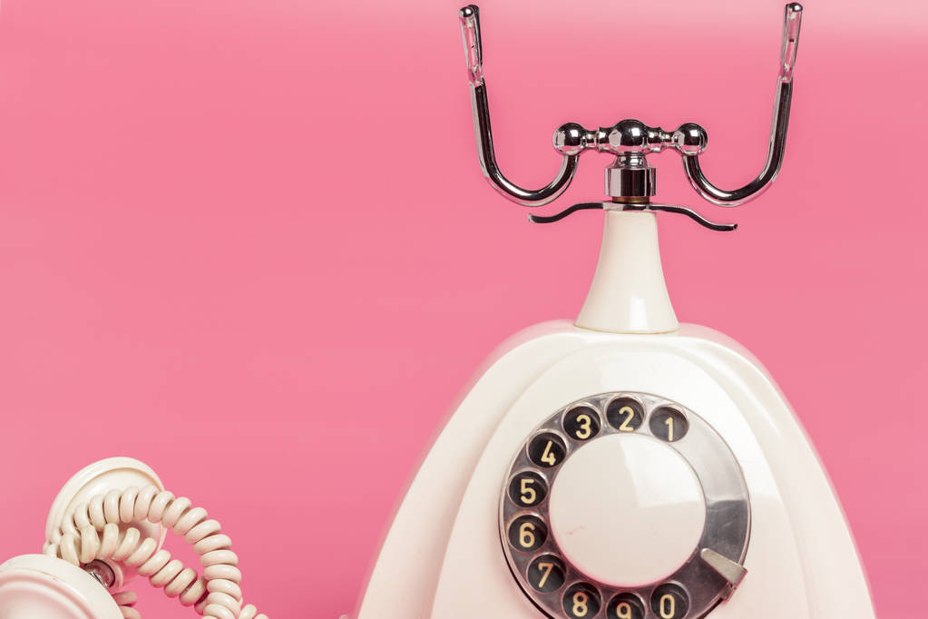 Teléfono blanco retro sobre fondo rosa
 - Foto, imagen