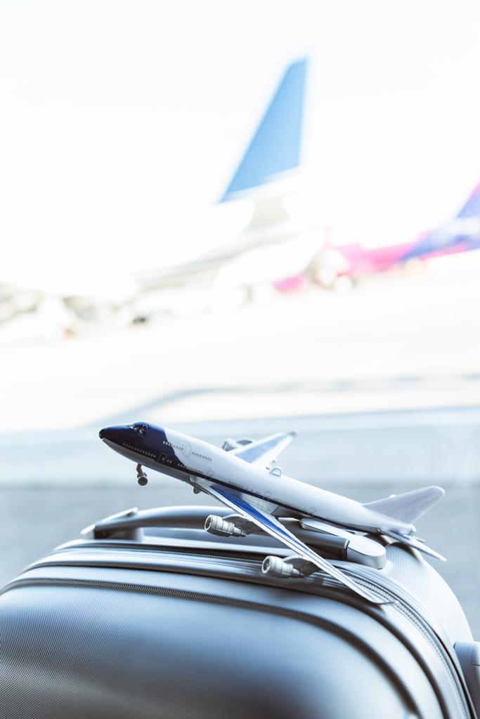 Detail modelu malé letadlo na šedý kufr v Letiště - Fotografie, Obrázek