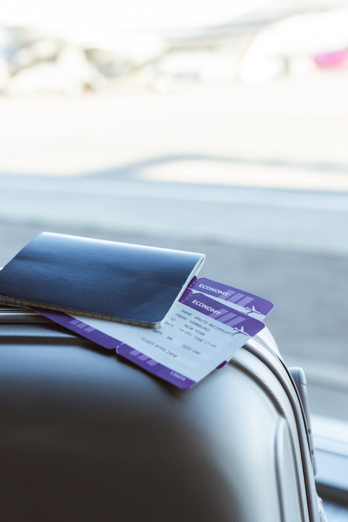パスポートのクローズ アップと、航空券の空港で旅行バッグ - 写真・画像