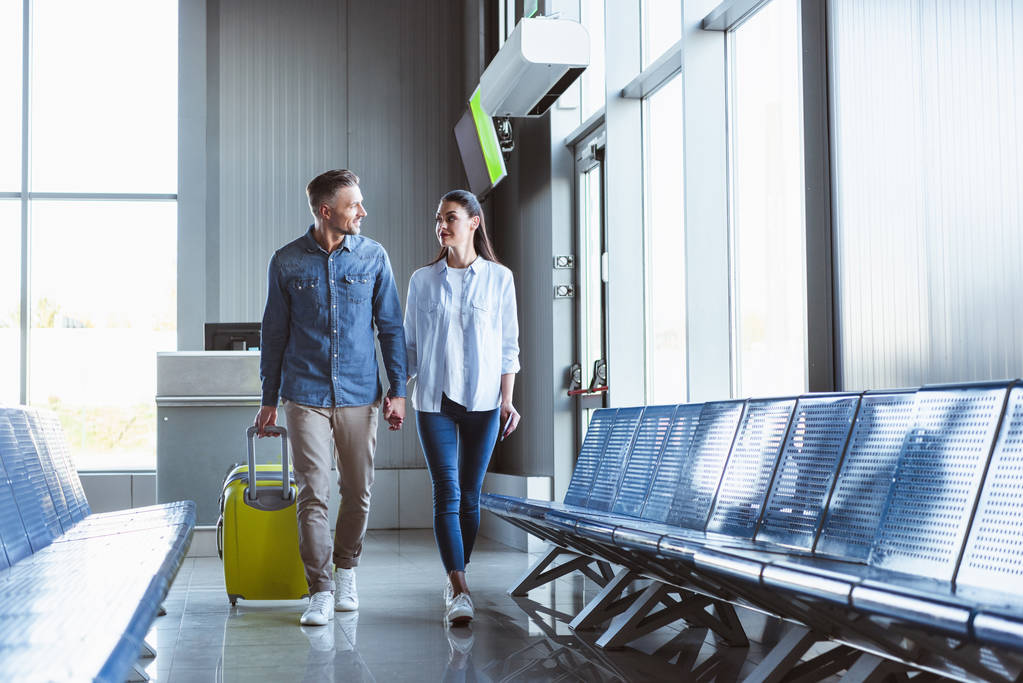 Mooie toeristen op zoek naar elkaar onderweg op de luchthaven - Foto, afbeelding