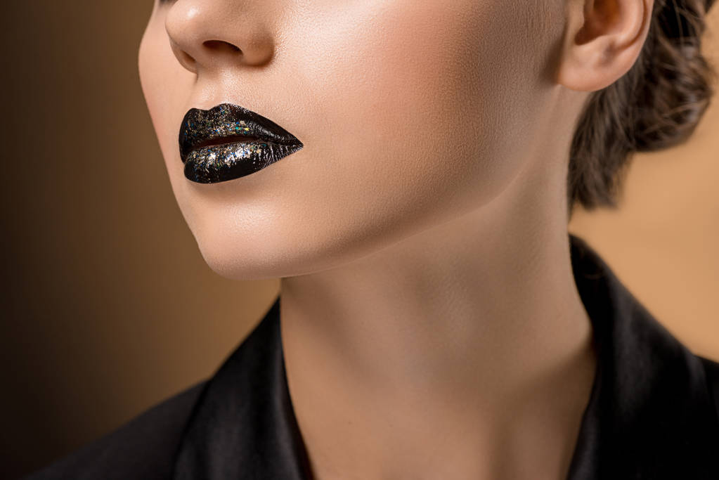 Close up van mooie jongedame met glittery zwarte lippen - Foto, afbeelding
