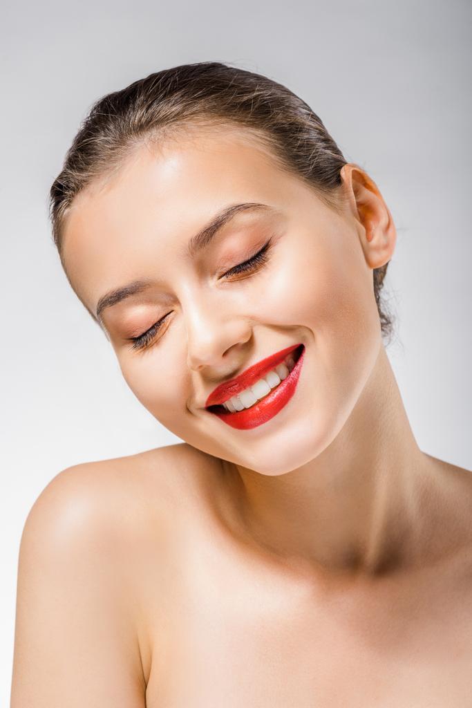 jeune femme souriante belle avec des lèvres rouges et les yeux fermés
 - Photo, image