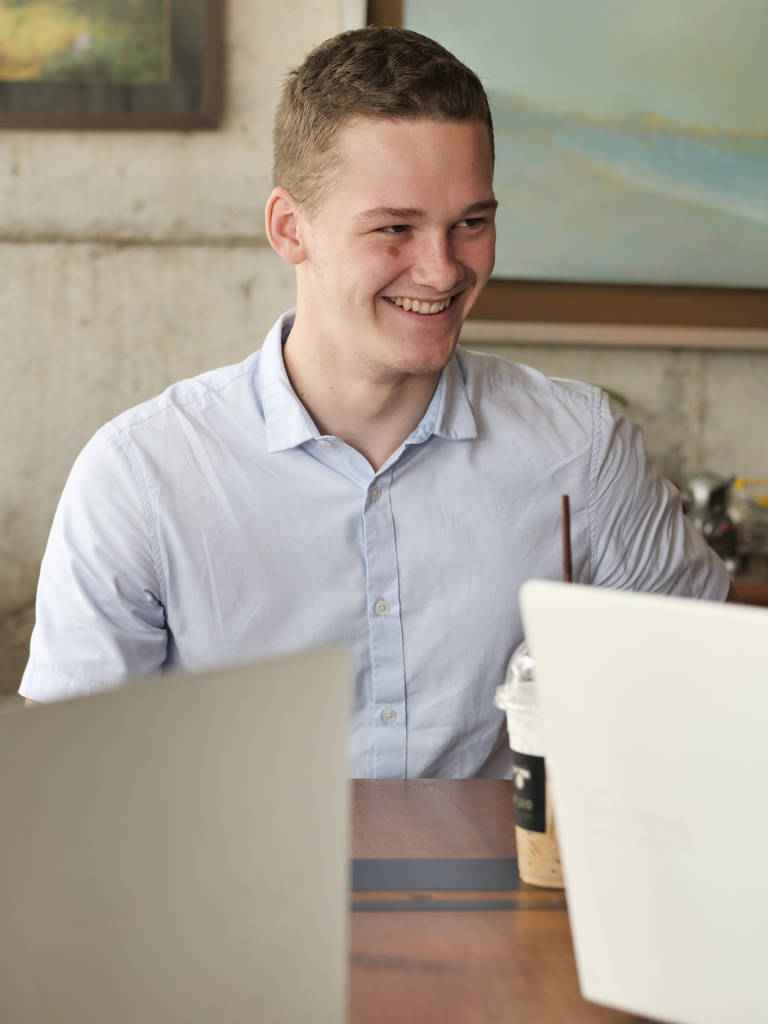 Homem no café start-up trabalhando no laptop, conceito de estilo de vida
. - Foto, Imagem