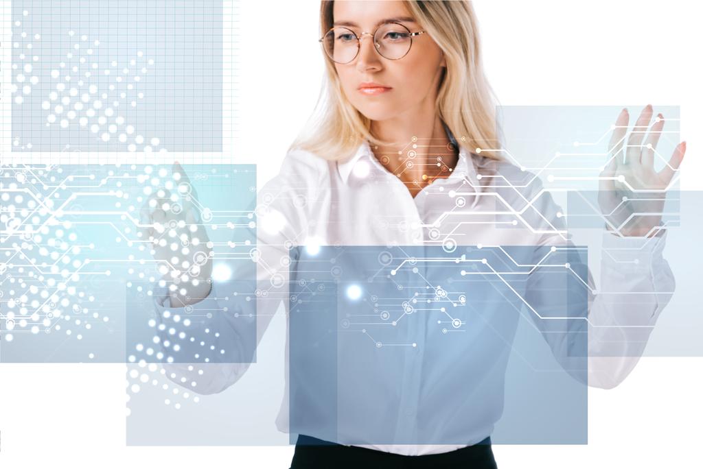 retrato de una empresaria concentrada en ropa formal apuntando a un letrero de seguridad cibernética aislado en blanco
 - Foto, imagen