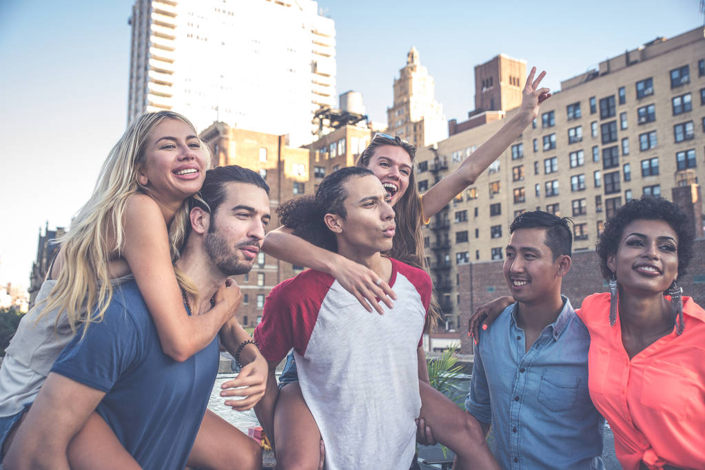 Grupo de amigos pasando tiempo juntos en una azotea en la ciudad de Nueva York, concepto de estilo de vida con gente feliz
 - Foto, imagen