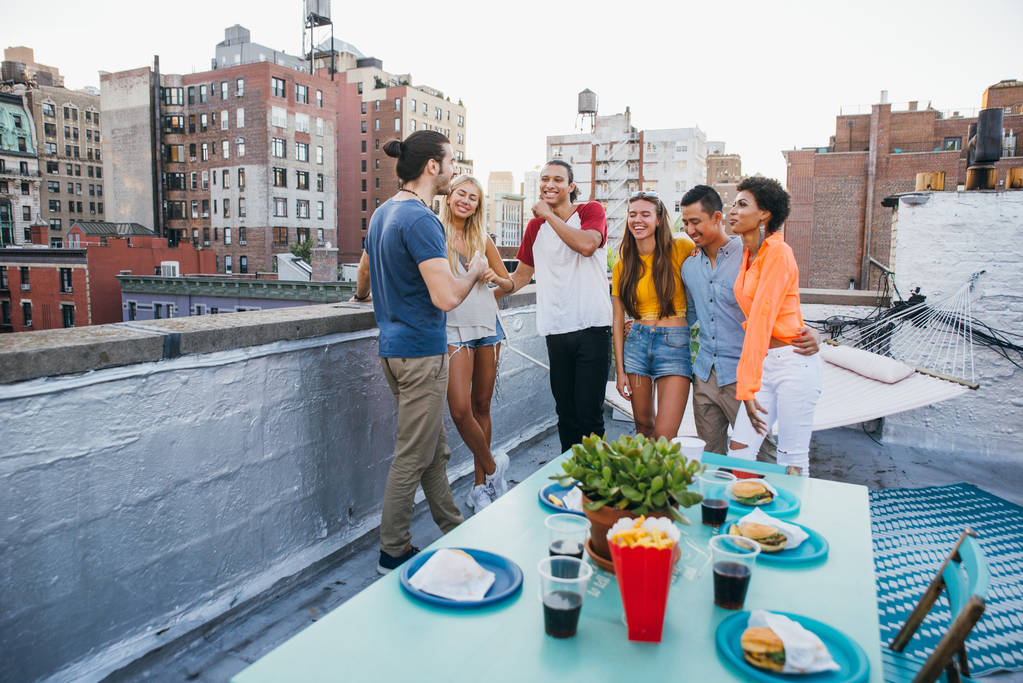 Gruppe von Freunden, die Zeit zusammen auf einem Dach in New York City verbringen, Lifestylekonzept mit glücklichen Menschen - Foto, Bild