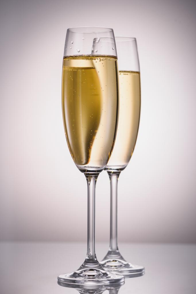 Close-up van glazen champagne op grijze achtergrond - Foto, afbeelding