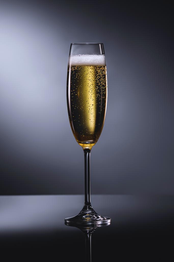 Şampanya köpüğü ile bakış koyu zemin üzerinde kapatın - Fotoğraf, Görsel