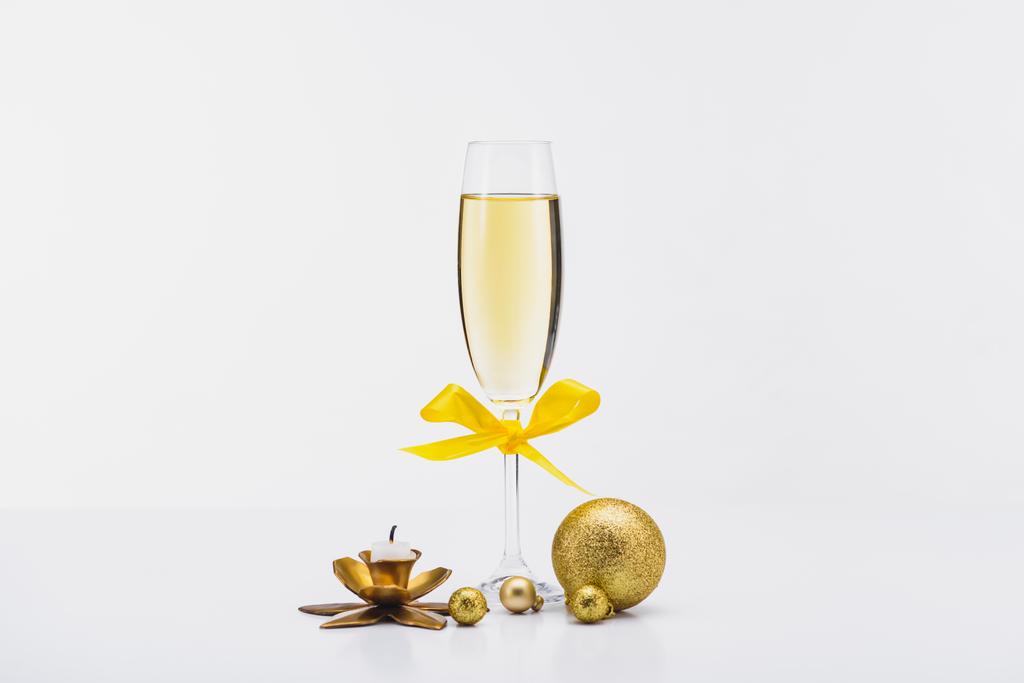 vue rapprochée de coupe de champagne, bougie décorative et boules de Noël sur fond blanc
 - Photo, image