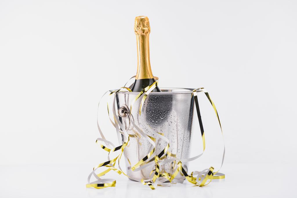 zár megjelöl kilátás üveg pezsgő vödörben, ünnepi koszorúkat-a szürke háttér - Fotó, kép