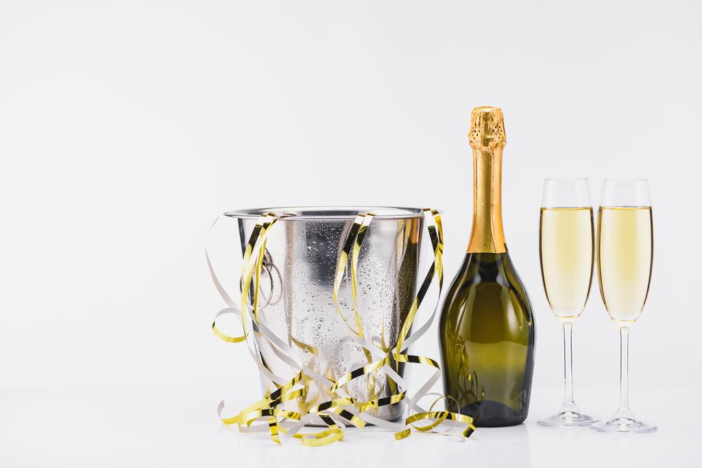 закрыть вид ведра с конфетти, бутылкой и бокалами шампанского на сером фоне
 - Фото, изображение