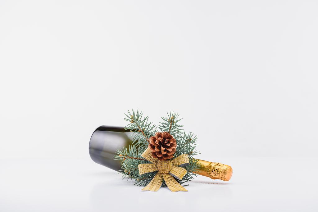 крупним планом пляшка шампанського з різдвяним прикрасою на білому тлі
 - Фото, зображення