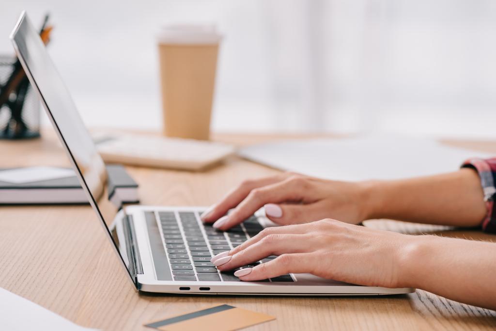 Teilbild einer Geschäftsfrau, die Laptop benutzt, während sie an einem Webinar teilnimmt - Foto, Bild