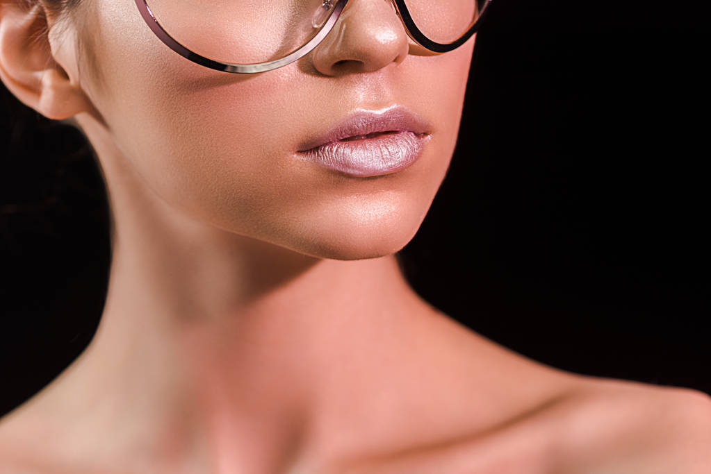 黒に分離された唇のピンクの口紅が付いて女性のクロップ撮影 - 写真・画像