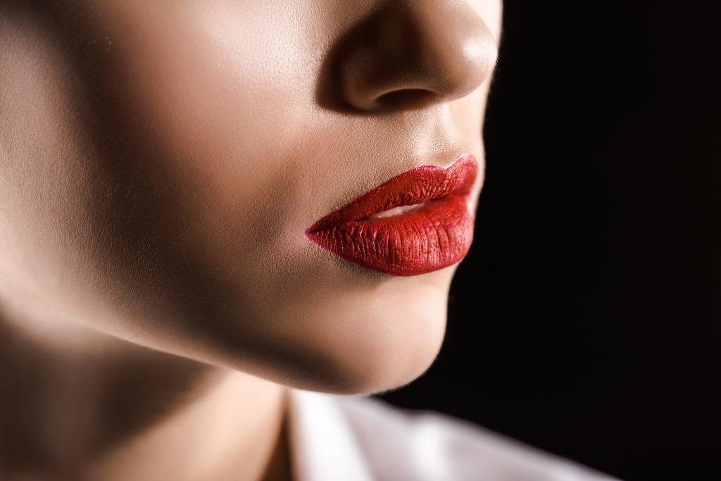 частковий вид жінки з червоними губами ізольовані на чорному
 - Фото, зображення