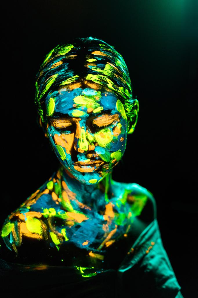 siyah zemin üzerinde parlak neon boya ile boyanmış kadın portresi - Fotoğraf, Görsel