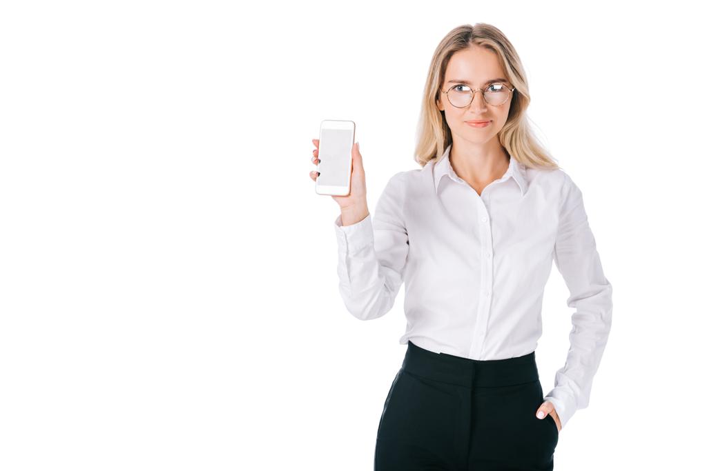 retrato de mujer de negocios sonriente en gafas que muestran un teléfono inteligente con pantalla en blanco aislado en blanco
 - Foto, imagen