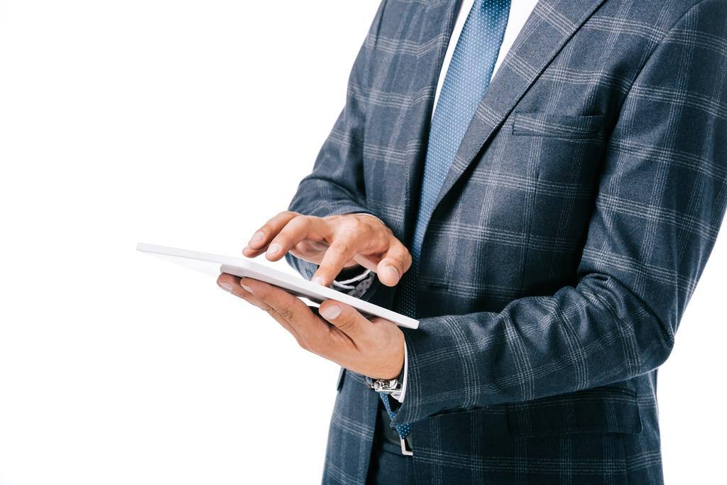 vista parcial del hombre de negocios en traje usando tableta aislada en blanco
 - Foto, imagen