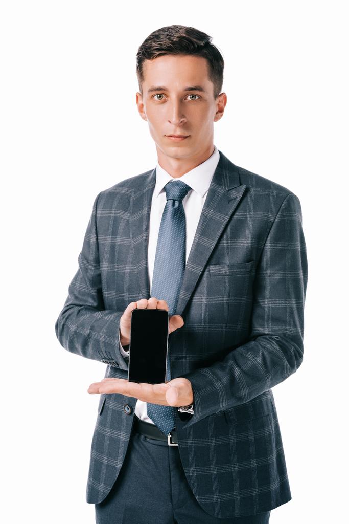 Porträt von Geschäftsmann im Anzug zeigt Smartphone mit leerem Bildschirm isoliert auf weiß - Foto, Bild