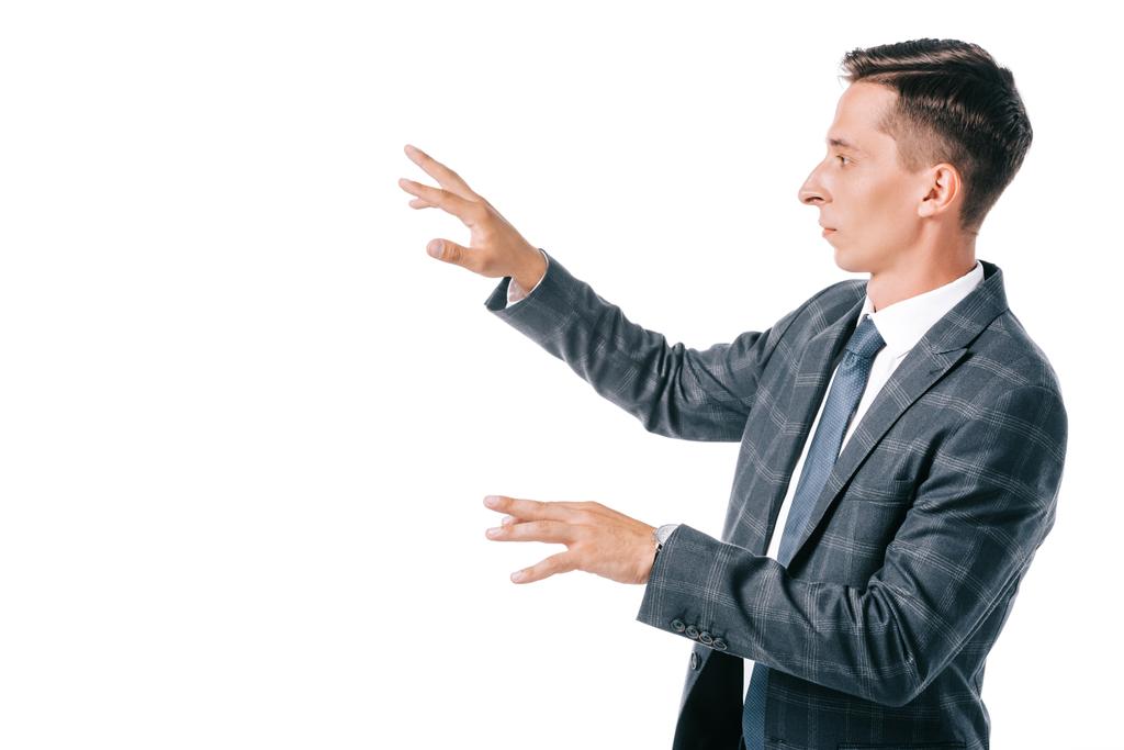 vista lateral del hombre de negocios en traje gesto aislado en blanco
 - Foto, Imagen
