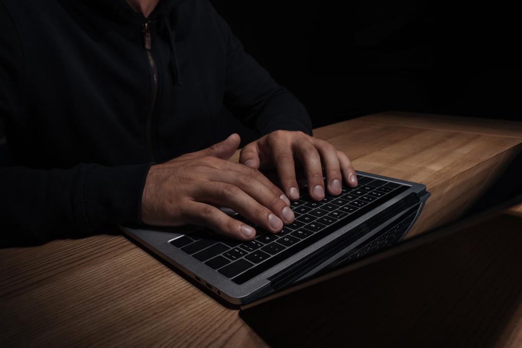 oříznuté výstřel hacker používající notebook, cuber bezpečnostní koncepce - Fotografie, Obrázek