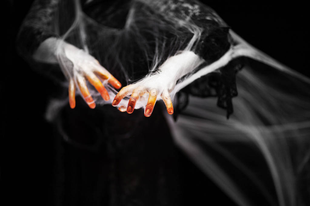 Жуткая рука Хэллоуина в зеленом и белом с паутиной, рука зомби на черном фоне
 - Фото, изображение
