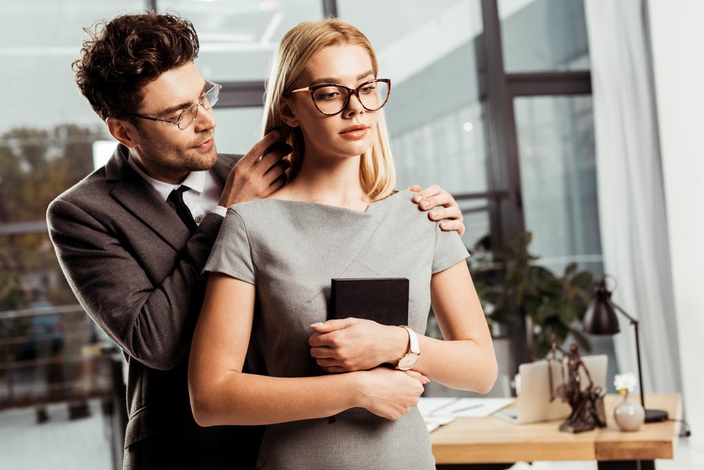 retrato de advogado masculino flertando com colega no escritório, conceito de romance de escritório
  - Foto, Imagem