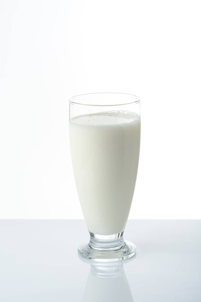 vaso de leche sobre fondo blanco - Foto, imagen