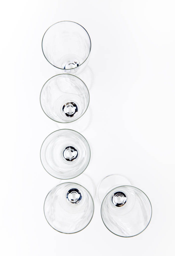 alfabe boş şampanya kadehi beyaz arka plan  - Fotoğraf, Görsel