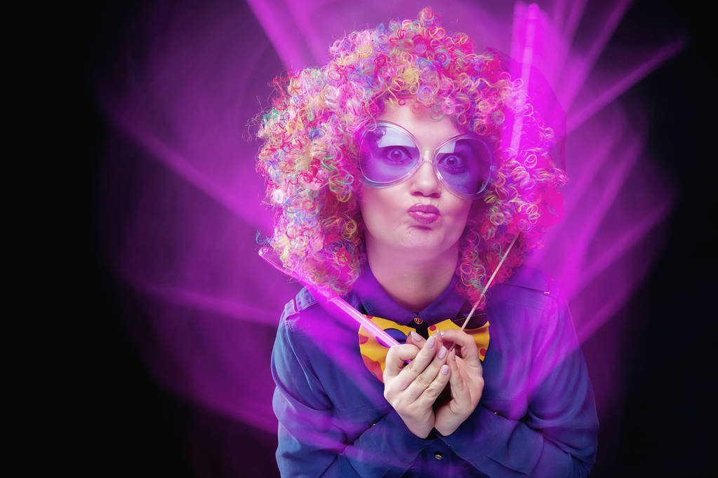 Πορτρέτο του όμορφη κόμμα γυναίκα στην περούκα και γυαλιά (καρναβάλι) - Φωτογραφία, εικόνα