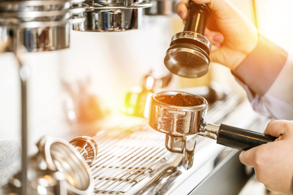 Mulheres Barista usando máquina de café para fazer café no café
 - Foto, Imagem