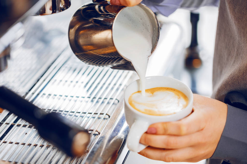コーヒーマシンから注ぐエスプレッソのクローズアップ。プロのコーヒー醸造 - 写真・画像