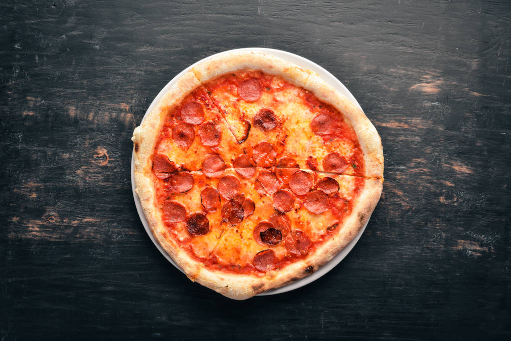 ソーセージとトマトソースのピザ マルガリータ。木製の背景。平面図です。テキストの無料スペース. - 写真・画像