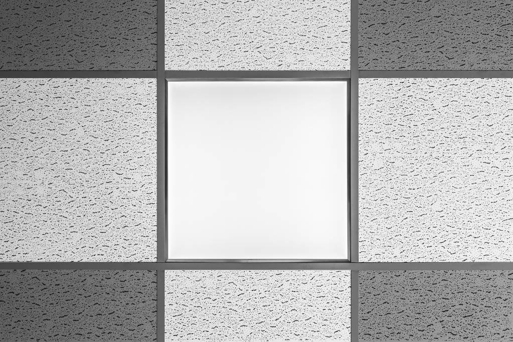 El panel led de tipo lámpara de techo está integrado en el techo suspendido con paneles insonorizados, tipo de iluminación de oficina, fondo de abstracción interior de primer plano
 - Foto, imagen