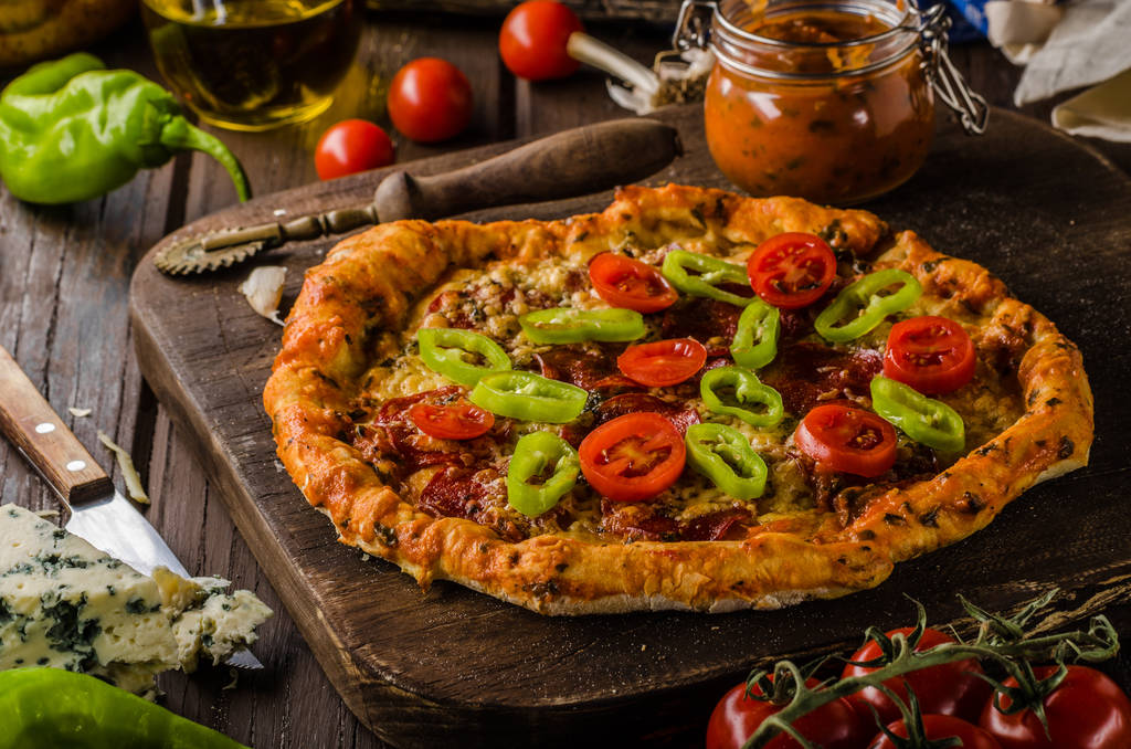 rustikale Vintage-Pizza, Holzbrett, frische Lebensmittel - Foto, Bild