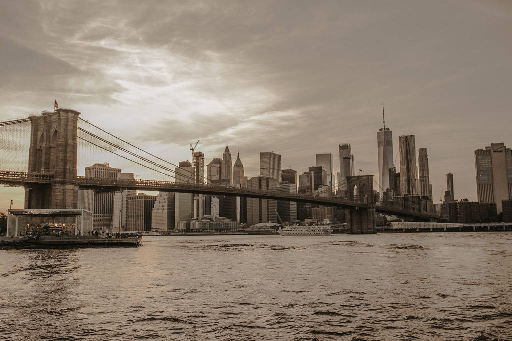 Puente de Brooklyn en Nueva York al amanecer
. - Foto, imagen