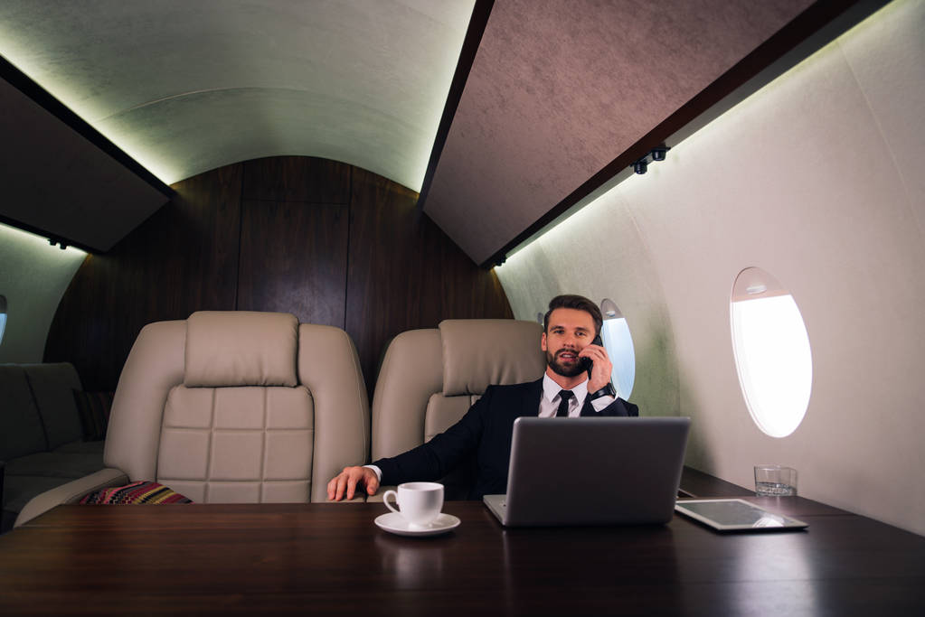 Biznesmen pracę podczas podróży na prywatny odrzutowiec - portret ludzi biznesu, biorąc pierwszej klasy lotu dla pracy, pojęcia o biznesie i mobilności - Zdjęcie, obraz