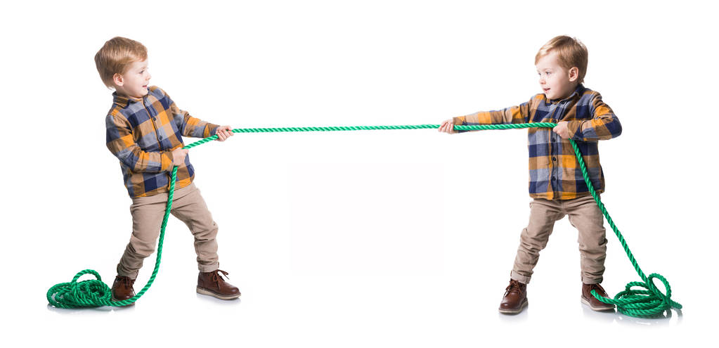 Той самий хлопець тягне мотузку на білому тлі
 - Фото, зображення