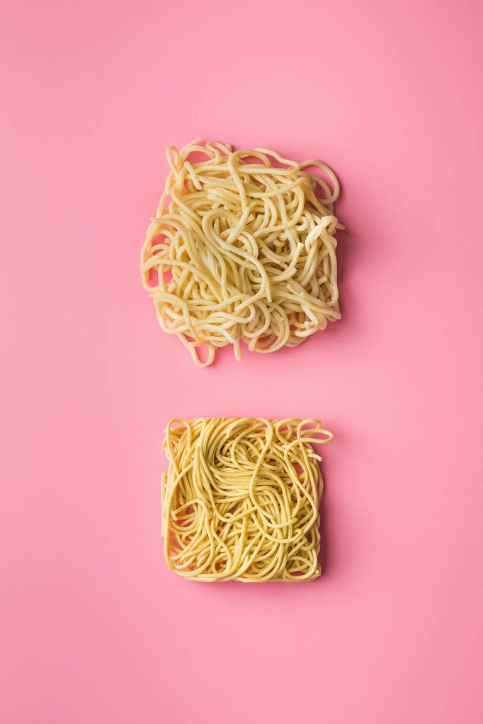 Cooked and uncooked chinese noodles. - Photo, Image