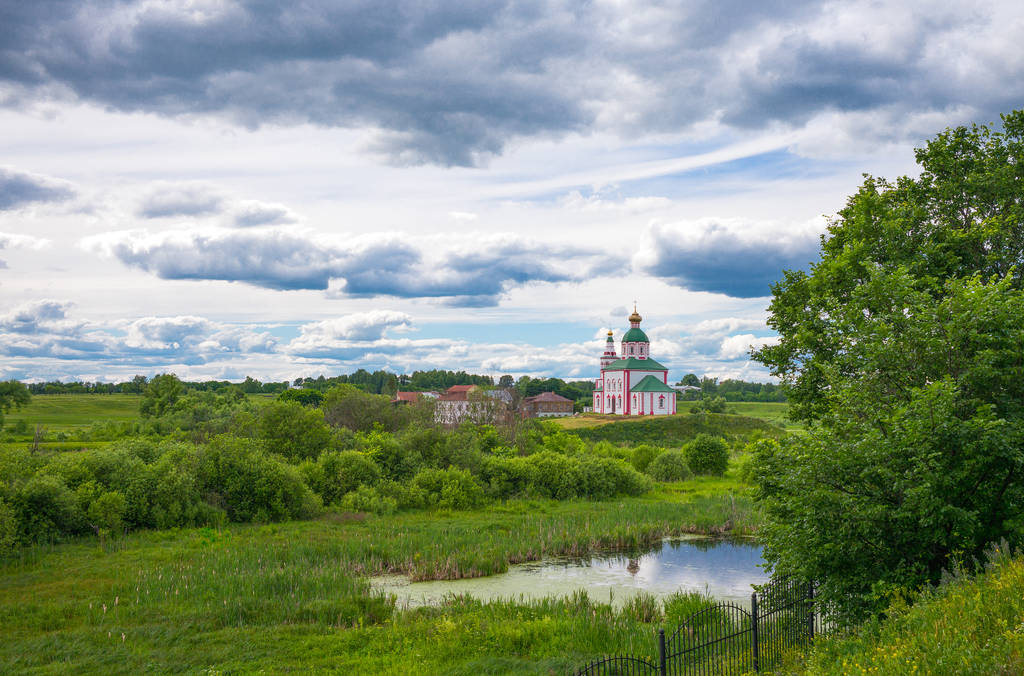 Rusia, Suzdal, paisaje del valle con una iglesia vista desde el pueblo
 - Foto, Imagen